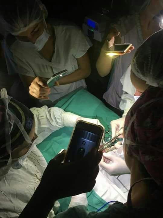 Hospitales a merced de los apagones y otra operación alumbrada con celular