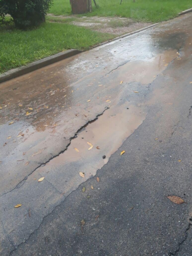Una filtración de agua “abundante y destructora”.