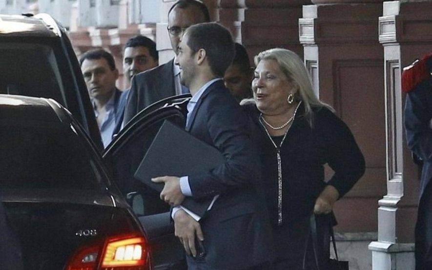 Carrió: "La gente no se tiene que desesperar e ir a comprar dólares"