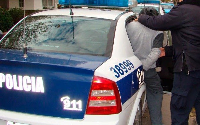 Berisso: Mordió a un policía para evitar que lo sacaran de la casa de su ex pareja