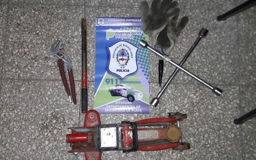 Vinieron desde el Conurbano a robar llantas y se perdieron en una diagonal: presos