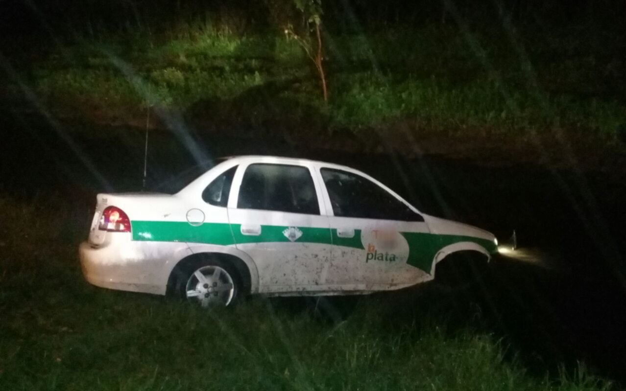 Una taxista fue asaltada por dos menores en Gonnet y el auto apareció en Ensenada