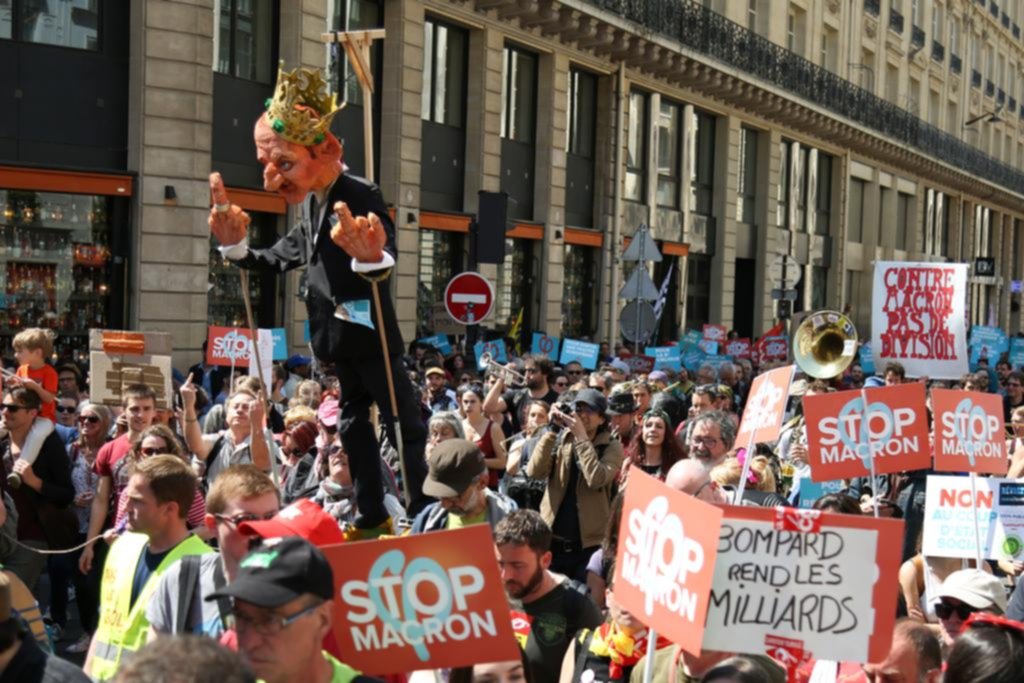 Multitudinaria marcha contra el gobierno de Macron en París