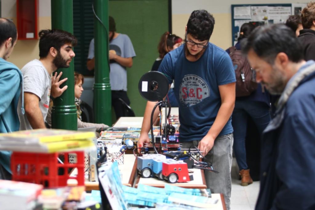Robots y androides coparon la facultad de Ingeniería