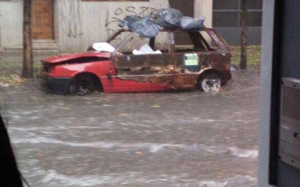 Reclaman por un auto desmantelado y lleno de basura en 9 entre 41 y 42