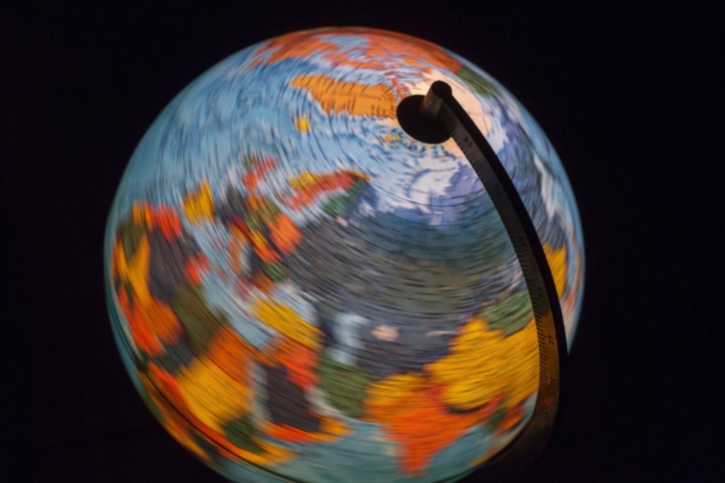 ¿Qué pasaría si la Tierra gira en dirección opuesta?