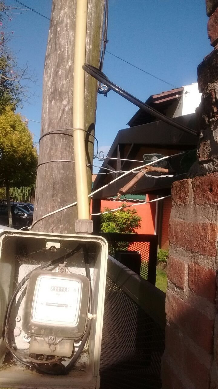 Temor por un poste de luz a punto de caerse en 22 entre 523 y 524