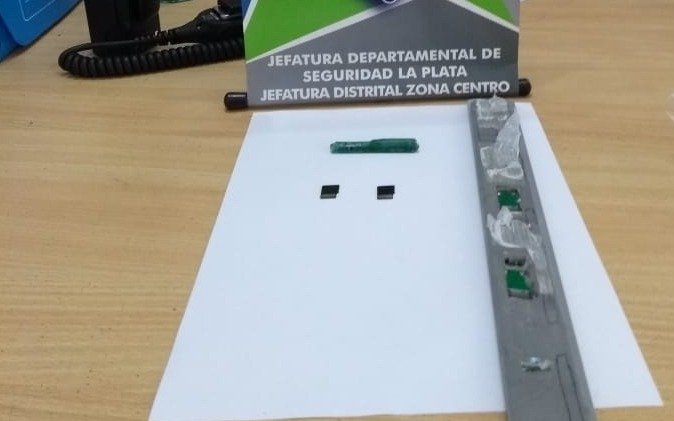 Encontraron un "pescador" para clonar tarjetas en un banco de 7 y 42