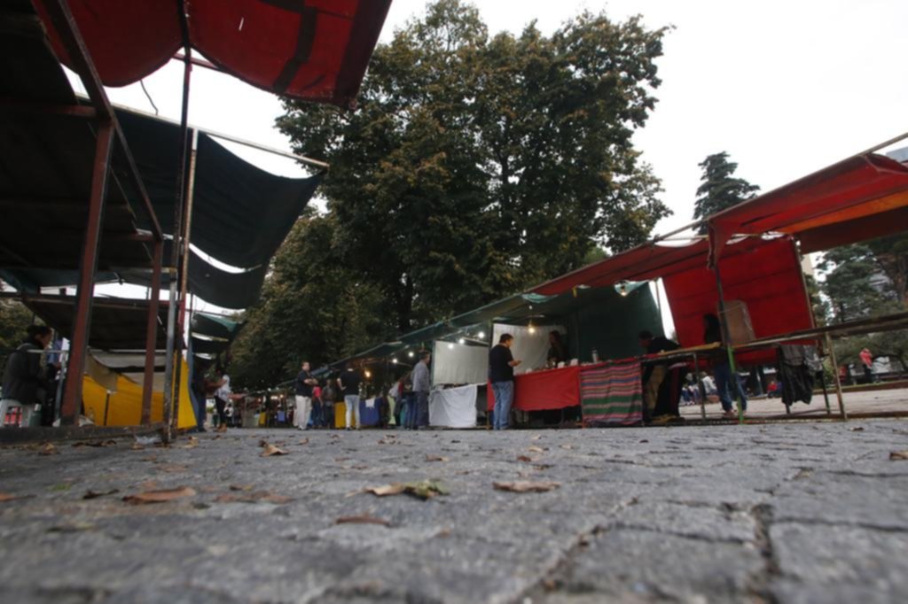 La feria de plaza Italia pierde terreno en la Ciudad con menos puestos y escasa actividad
