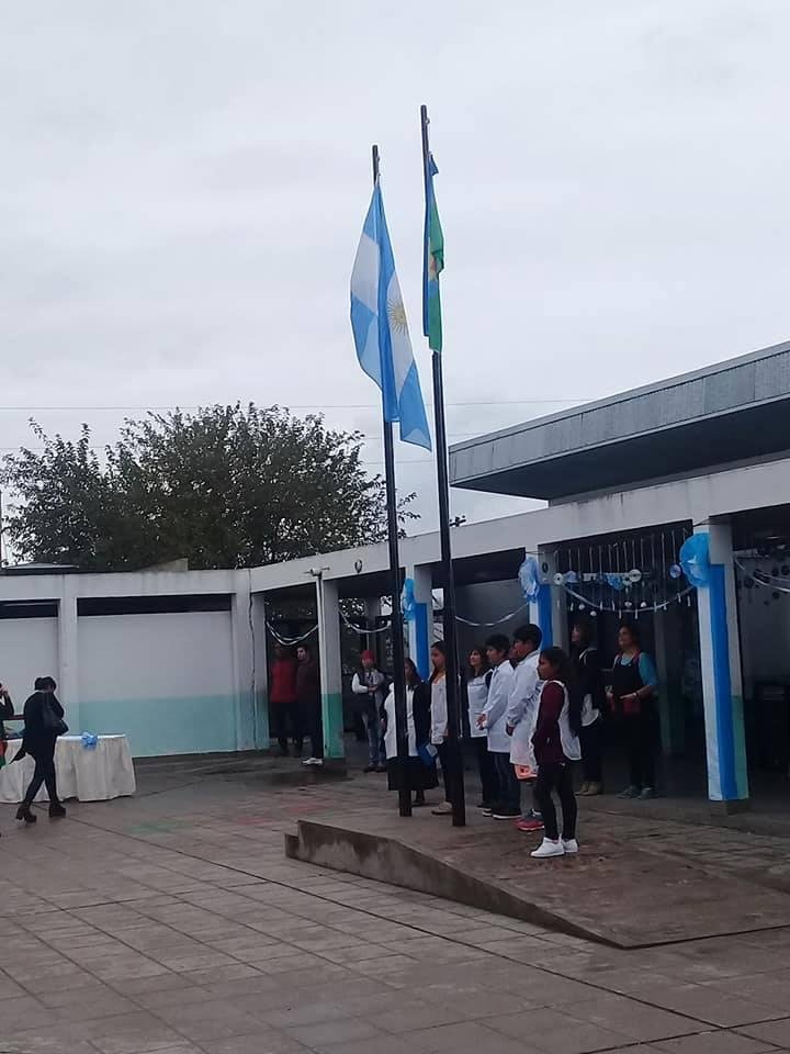 Emoción en la Primaria 123: por primera vez izaron las banderas