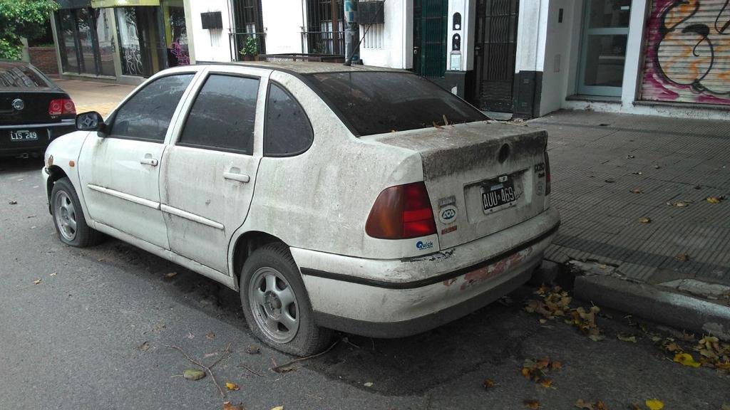 Reclamo por un auto abandonado en pleno centro