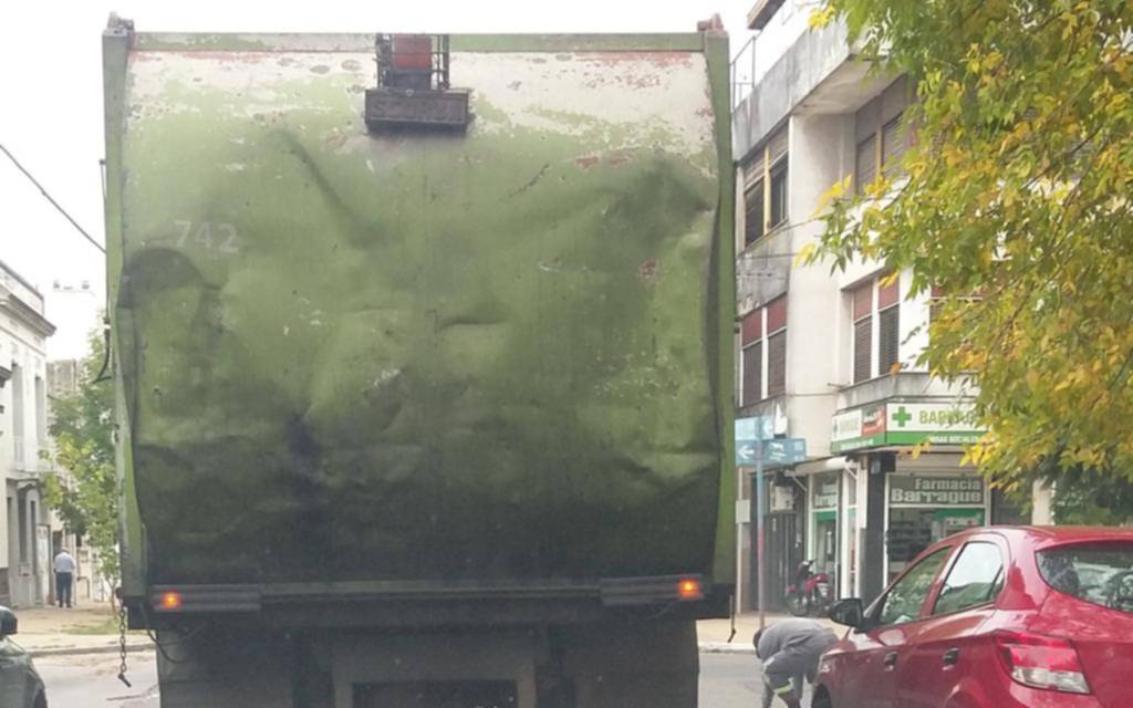 Camión recolector de basura circula sin patente trasera