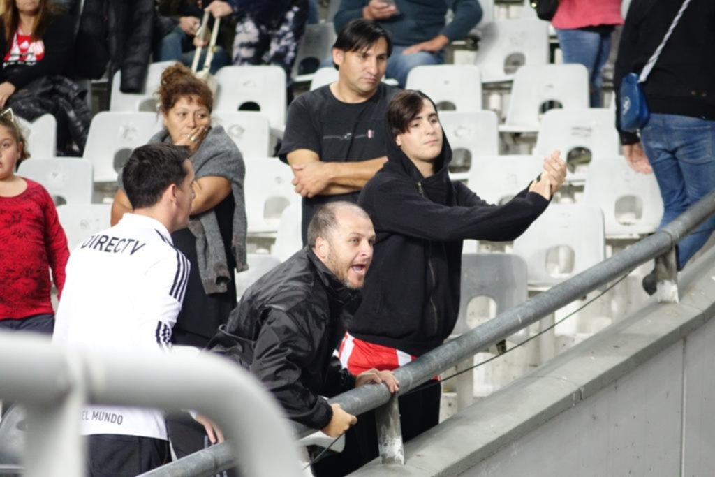 A los hinchas de Estudiantes se les terminó la paciencia y anoche explotaron de bronca