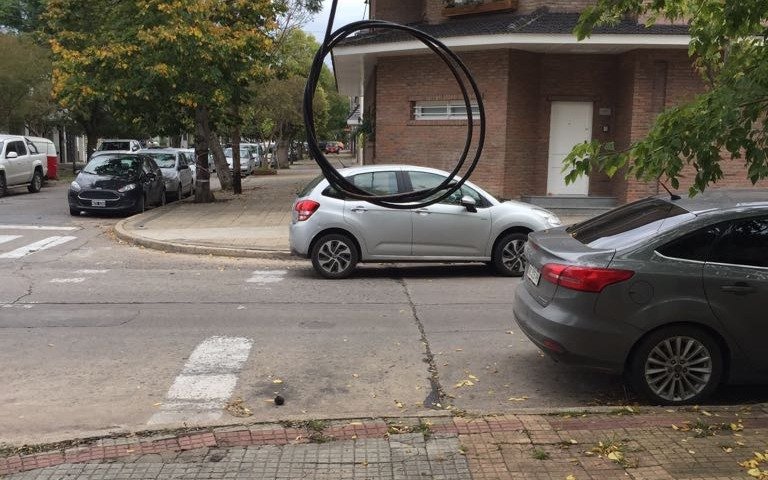 Señalan la presencia de un cable colgando en 5 y 36