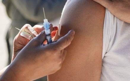 Incertidumbre entre afiliados al IOMA porque no aparece la vacuna antigripal