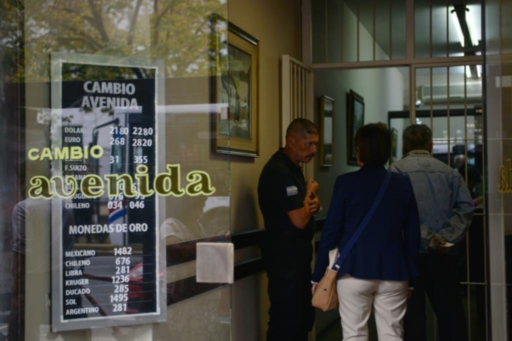 Hubo colas para hacerse de dólares en bancos y casas de cambio platenses
