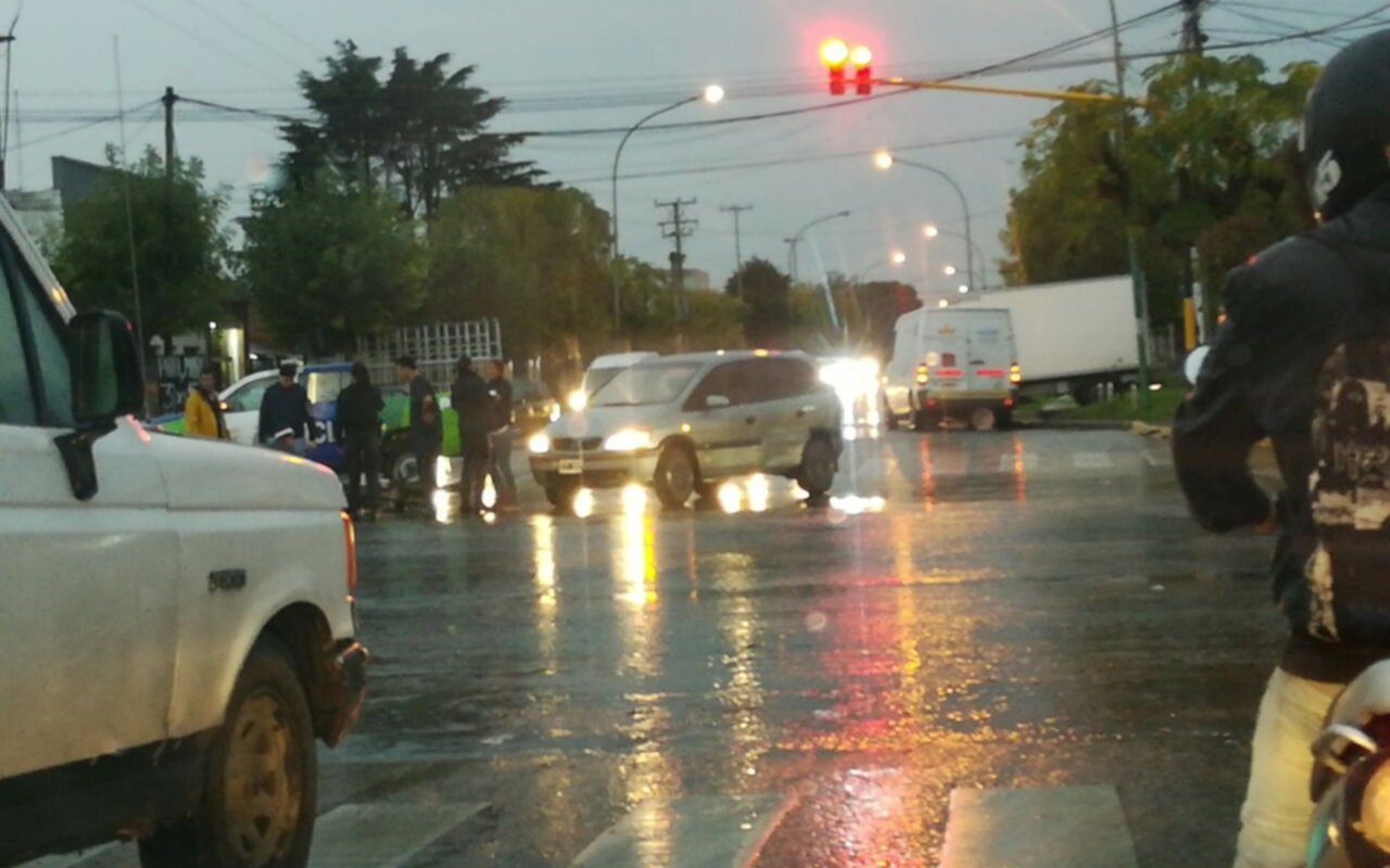 Tránsito complicado en 44 y 137 por un choque entre un auto y una moto