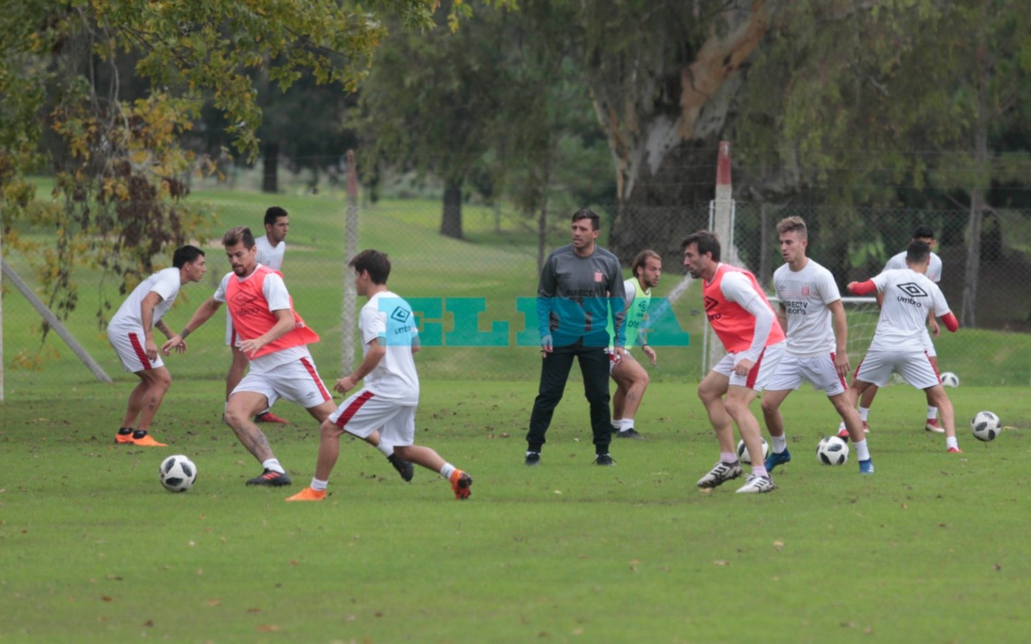 Con el Chino, vuelve el 4-4-2 y se metería Pavone