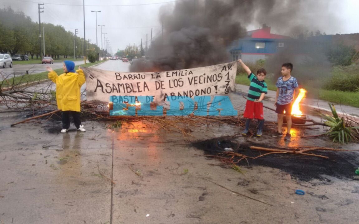Hartos del mal estado de las calles, los vecinos cortaron la 520