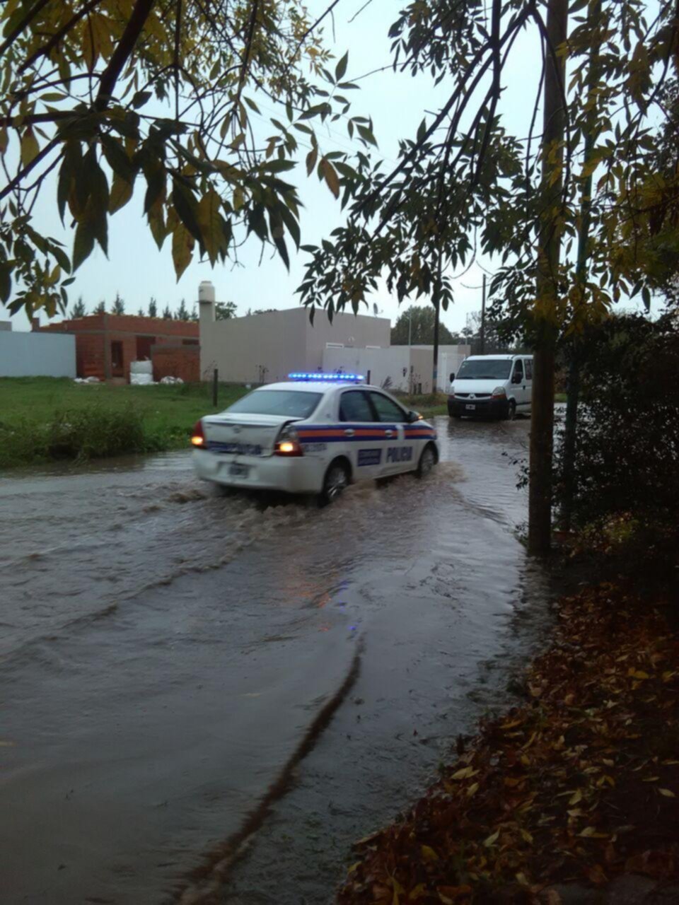 El temporal volvió a dejar barrios aislados y seguirían las lluvias