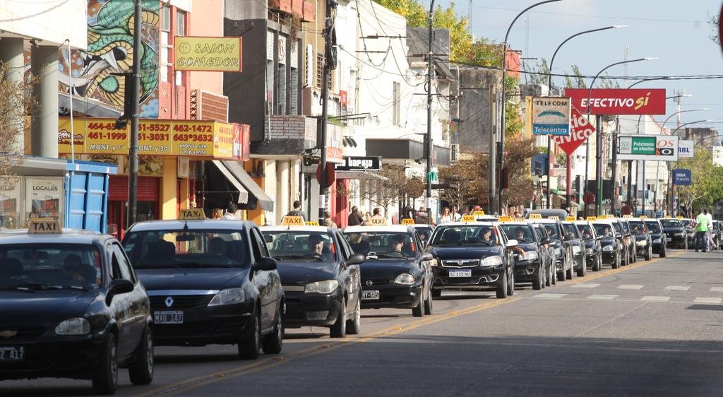 Multas de hasta $40.000 en Berisso para quienes manejen con Uber