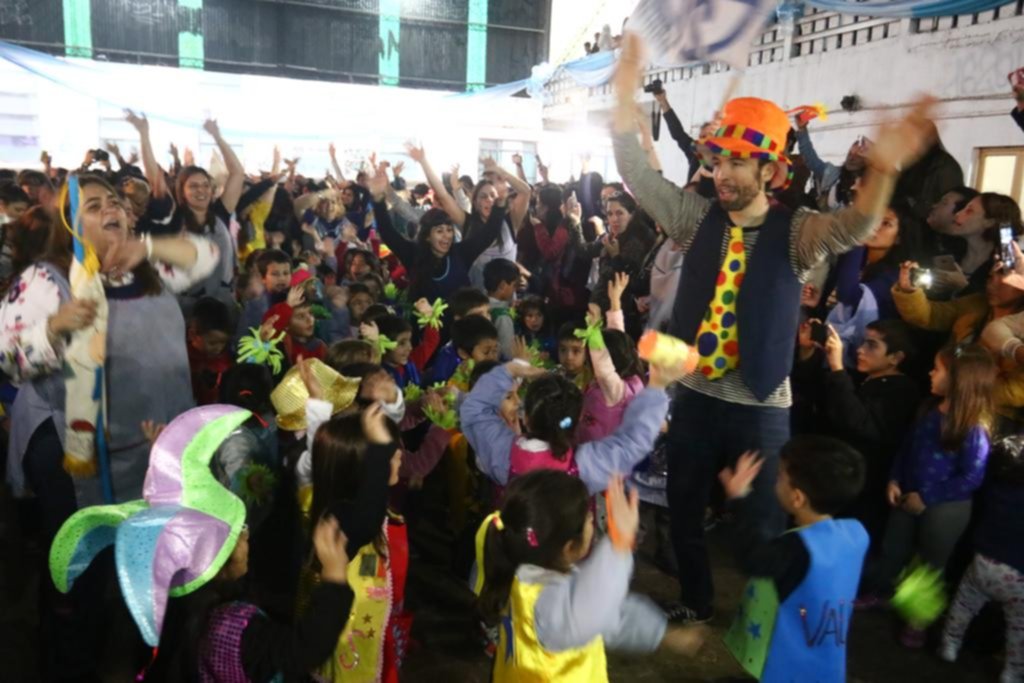 Colorido y masivo festejo por los 75 años de la Unidad Académica Normal Nº 2