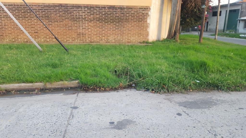 Reclaman por desagüe obstruido en la esquina de 530 y 27