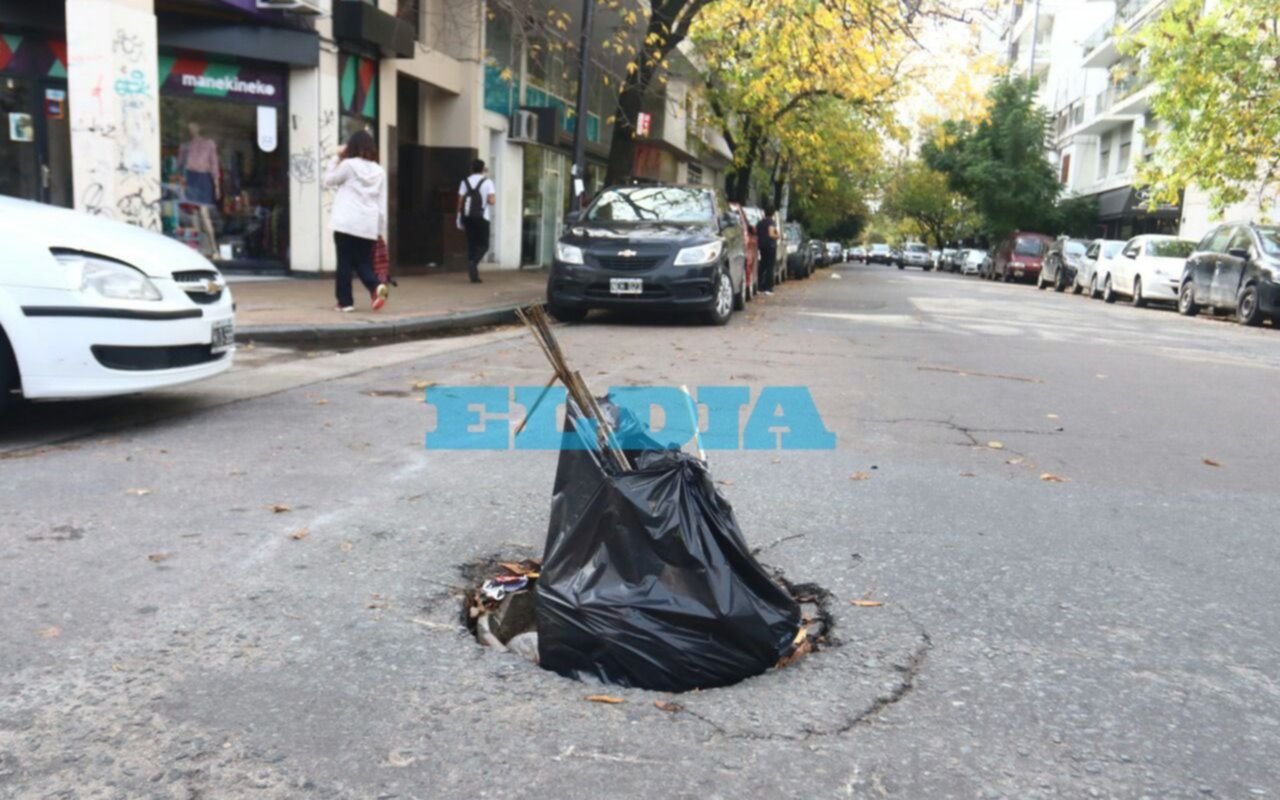  En 8 y 55 taparon un pozo con una bolsa de basura