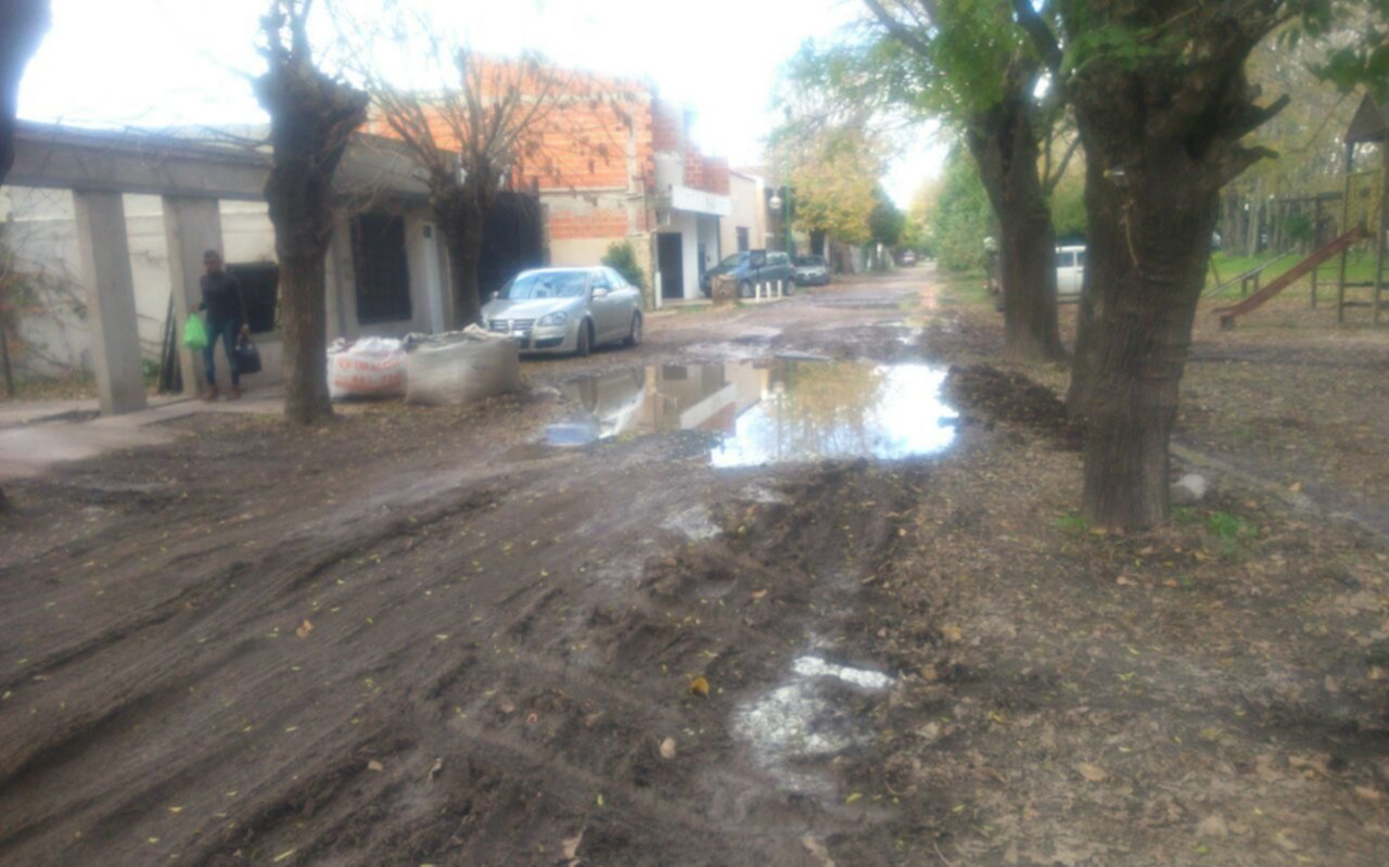 Quejas vecinales por el estado de la calle en 121 entre 63 y 64