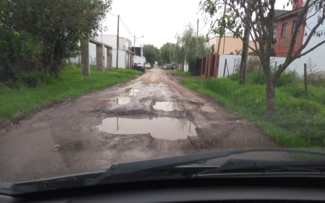 Un sinfín de pozos en varias calles de Villa Castells
