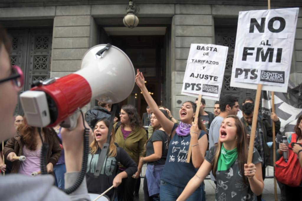 Afuera del Congreso hubo una protesta y agredieron a un periodista
