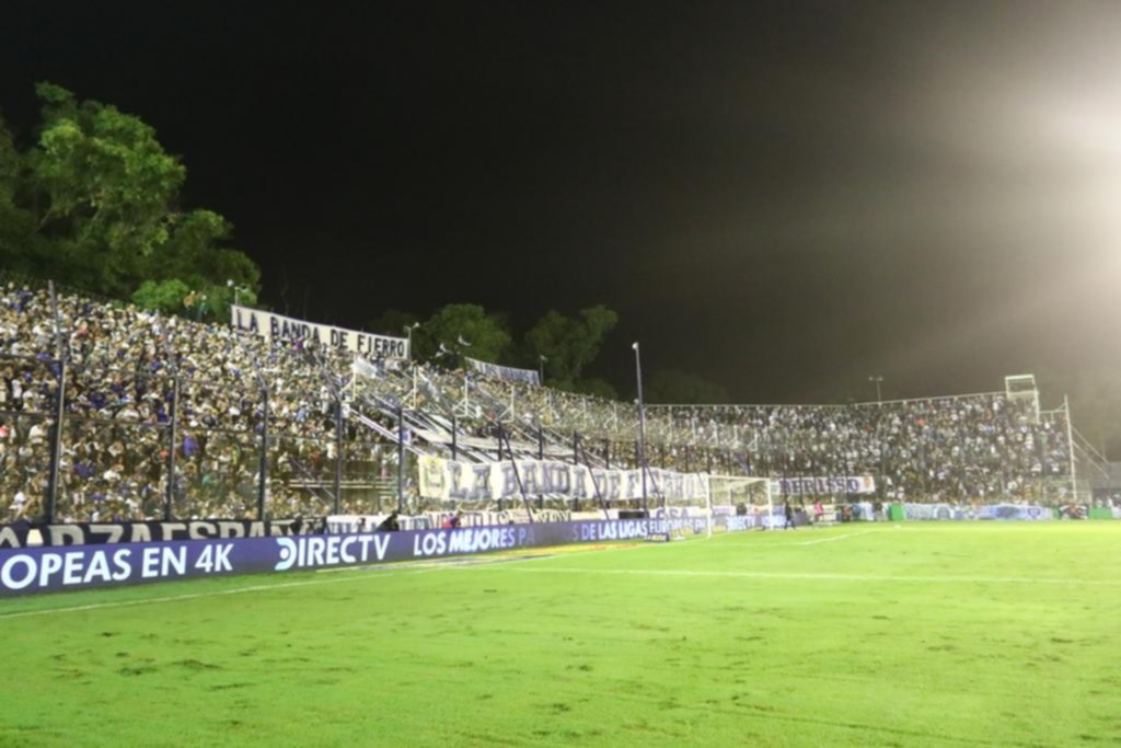 Pese a las idas y vueltas, el césped aguantó todo el juego