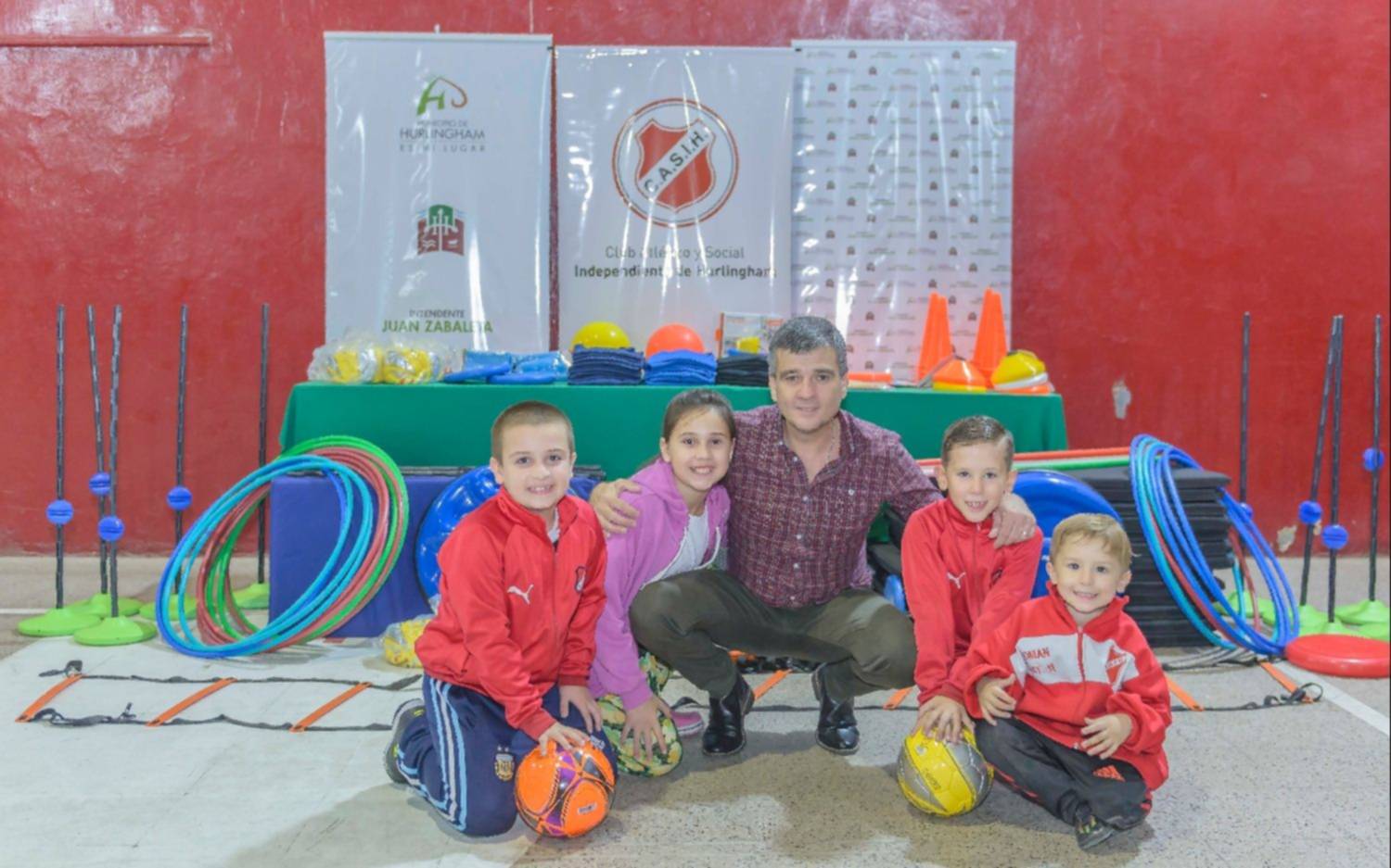 Zabaleta entregó materiales deportivos a un histórico club de Hurlingham