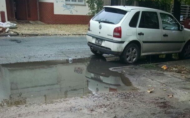 Quejas por una vereda destrozada en 14 entre 69 y 70