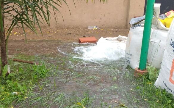 Vecinos alertan por un caño roto en el barrio La Granja