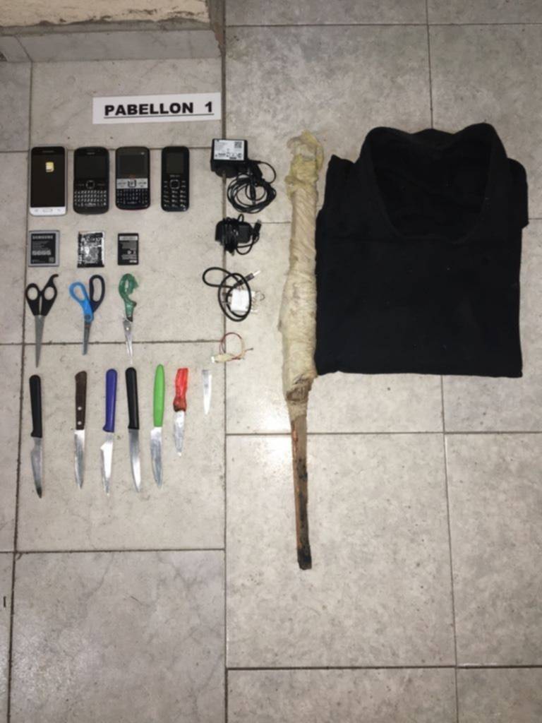 Facas, teléfonos y droga: los elementos prohibidos que se hallaron en el penal de Magdalena