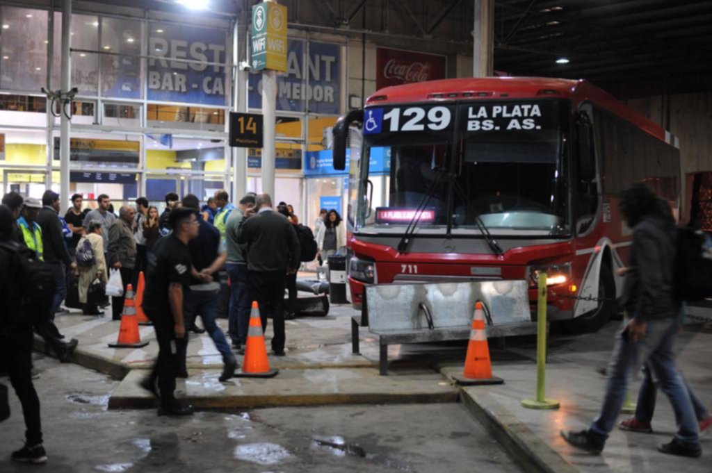 Un micro se quedó sin frenos en la Terminal y por milagro no fue tragedia