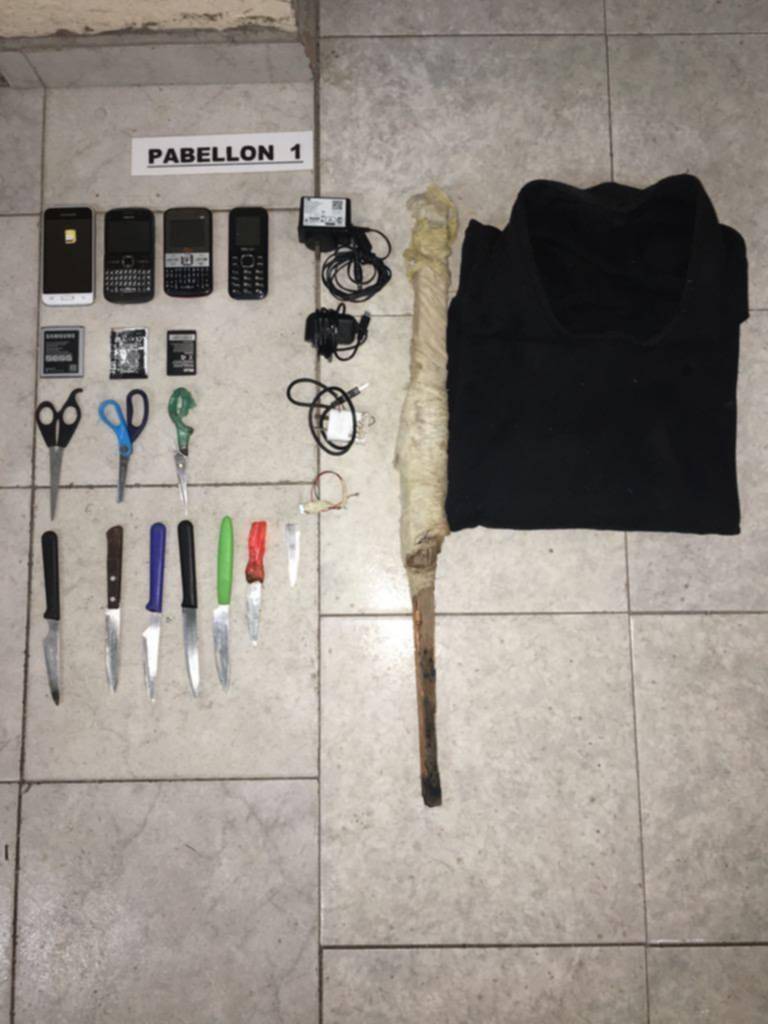 Hallaron facas, teléfonos y drogas en una cárcel