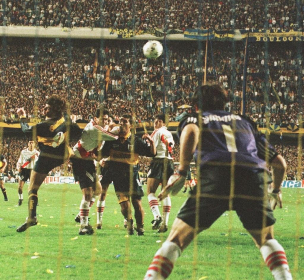 El famoso gol con la nuca en un Súper, jugando para Boca