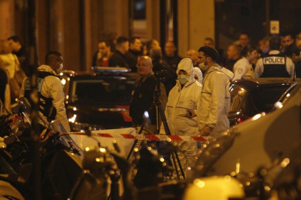 Un presunto atacante del ISIS mató a cuchilladas a una persona en París