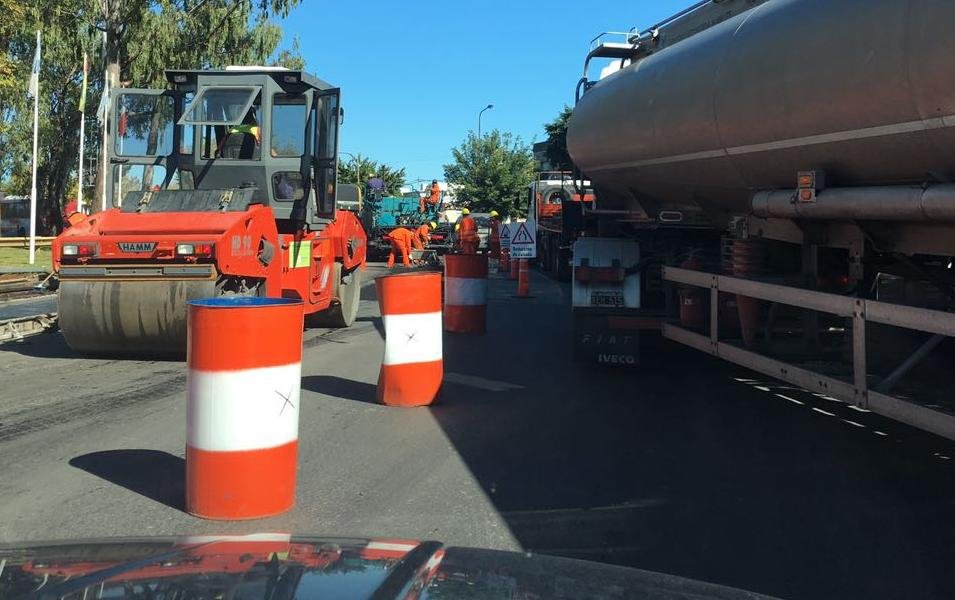 Caos e indignación en la rotonda de la Autopista por una sorpresiva obra