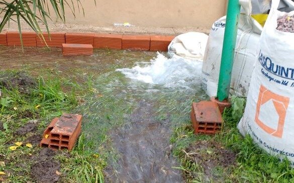 Quejas por un caño roto y una gran pérdida en La Granja