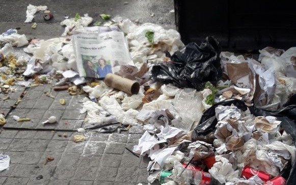 Indignación por basura en la vía pública en pleno centro