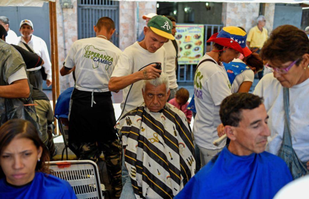 En Caracas, un candidato busca votos regalando sopas y cortes de cabello