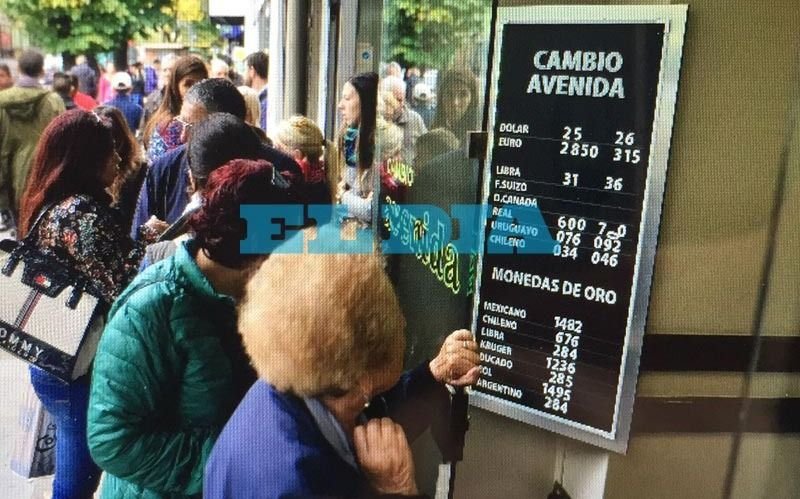 El dólar pegó otro salto de locos y cerró arriba de los $25 en el inicio de la semana