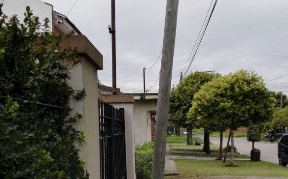 Vecinos advierten por un poste inclinado en  530, 27 y 28