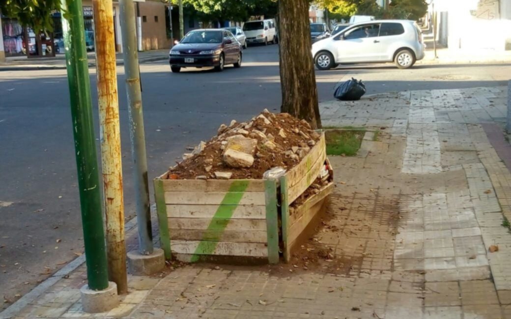 Vecino pide que retiren un cajón de escombros de su vereda