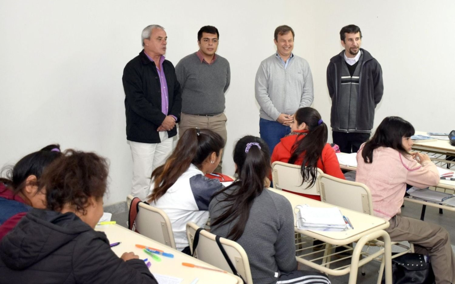 Cascallares recorrió la escuela agraria de Glew para la entrega de material