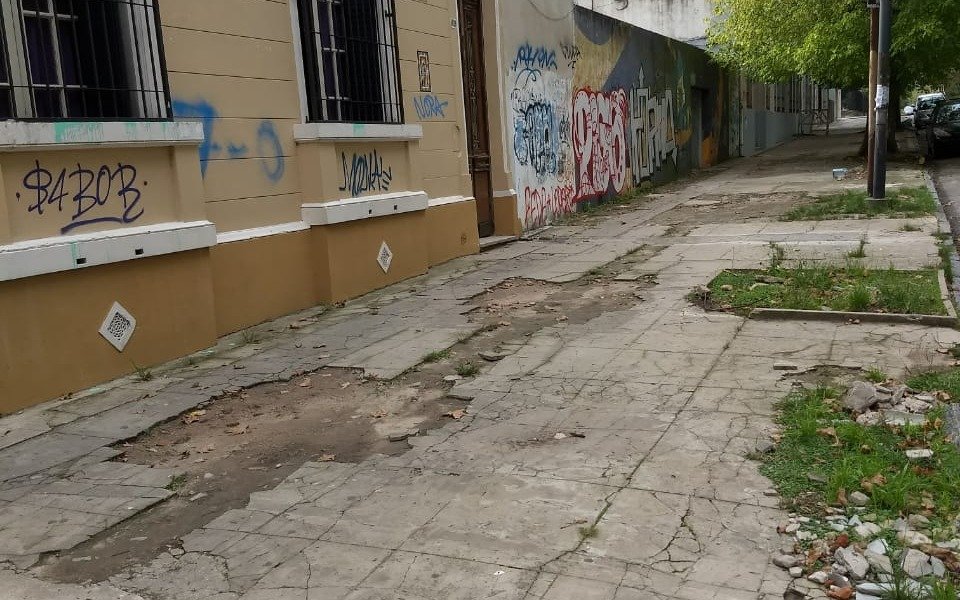 Malestar por una vereda "destruida" en pleno centro