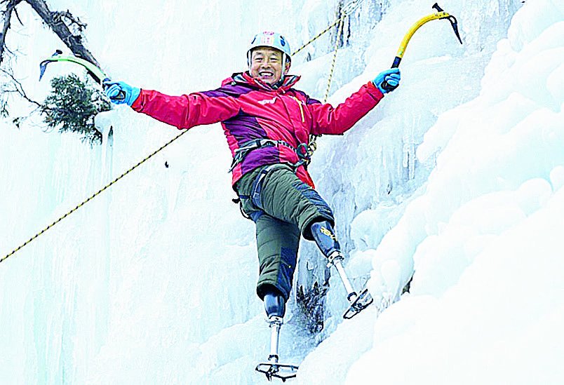 A los 70 y sin sus dos piernas, un escalador chino logró la hazaña de llegar a la cima del Everest